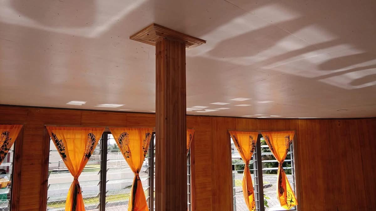 Ceiling & Windows - Natural lighting throughout the hall